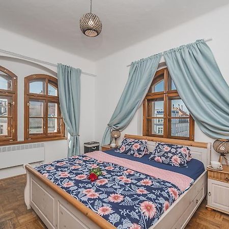 Carolina'S Romantic Apartment Hradec Kralove Exterior photo